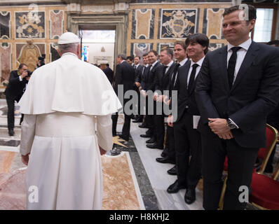 Vaticano. Xiv Nov, 2016. Oliver BIERHOFF, Manager, Teammanager dfb DFB Bundestrainer Jogi Joachim LOEW, LÖW, Thomas SCHNEIDER, Co-Trainer DFB, Assistenztrainer calcio tedesco National Team visita il Papa Francesco in un udienza privata in Vaticano a novembre 14, 2016 Credit: Peter Schatz/Alamy Live News Foto Stock