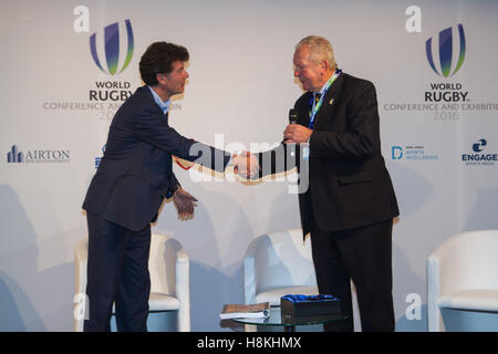 Londra, Regno Unito. Il 14 novembre 2016. Mike Laflin Sportcal (CEO) presenta Bill Beaumont (mondo CEO di Rugby) con un Global Sporting Impact Award per l'Inghilterra del hosting di successo della Coppa del Mondo di Rugby 2015 al mondo Rugby conferenza ed esposizione tenutasi presso l'Hilton London Metropole. Credito: Elsie Kibue / Alamy Live News Foto Stock