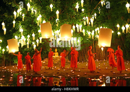 Chiang Mai, Thailandia. Il 14 novembre 2016. I monaci celebrano il Loy Krathong festival presso Wat Phan Tao tempio, Chiang Mai, Thailandia con candele e cielo lanterne in un cupo e commovente cerimonia che riflette il lutto per il re Bhumibol. Tutti i Loy Krathong festeggiamenti sono stati ridotti in Chiang Mai e in tutta la Thailandia come un segno di rispetto, concentrandosi di più su aspetti religiosi del festival. Credito: Paul Brown/Alamy Live News Foto Stock