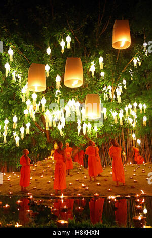 Chiang Mai, Thailandia. Il 14 novembre 2016. I monaci celebrano il Loy Krathong festival presso Wat Phan Tao tempio, Chiang Mai, Thailandia con candele e cielo lanterne in un cupo e commovente cerimonia che riflette il lutto per il re Bhumibol. Tutti i Loy Krathong festeggiamenti sono stati ridotti in Chiang Mai e in tutta la Thailandia come un segno di rispetto, concentrandosi di più su aspetti religiosi del festival. Credito: Paul Brown/Alamy Live News Foto Stock