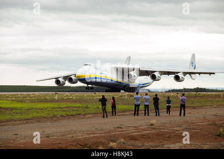 Sao Paulo, Brasile. Xiv Nov, 2016. Ukrainian Antonov un-225 Mriya, il più grande del mondo di cargo aereo, atterrando all'Aeroporto Internazionale Viracopos, a circa 100km da Sao Paulo. Il velivolo verrà a ritirare un generatore con un peso totale di circa 150 tonnellate in Guarulhos e la consegnerà alla città di Santiago, in Cile. Credito: Paulo Lopes/ZUMA filo/Alamy Live News Foto Stock