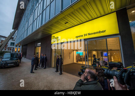 Londra, Regno Unito. 14 Novembre, 2016. Il Duca arriva e viene accolto dai membri del consiglio di Kensington e il personale del museo - il Duca di Edimburgo si apre il nuovo Design Museum di Kensington. Il Museo del Design si è spostato a Kensington High Street dalla sua ex casa come stabilito un punto di riferimento di Londra, situato sulle rive del fiume Tamigi. Credito: Guy Bell/Alamy Live News Foto Stock