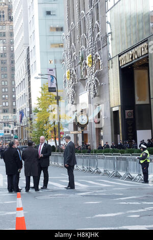 New york, Stati Uniti d'America. 13 novembre, 2016. NYC commissario di polizia di new york, Stati Uniti d'America. 13 novembre, 2016. James P. O'Neill e altri alti funzionari nypd convocare una riunione sulla Quinta Avenue di New York City, nella parte anteriore del barricati Trump Tower, come i manifestanti marzo in background. Credito: barbara cameron pix/alamy live news Foto Stock