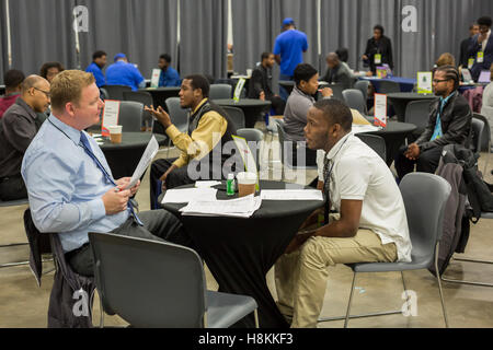 Detroit, Stati Uniti. Xiv Nov, 2016. Detroit, Michigan - afro-americano di giovani uomini intervista per lavori a una fiera del lavoro promosso dalla organizzazione no-profit il guardiano di mio fratello. Credito: Jim West/Alamy Live News Foto Stock