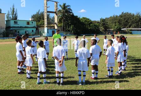 L'Avana, Cuba. Xiv Nov, 2016. Real Madrid Foundation inizia a l'Avana, Cuba, il 14 novembre 2016 un campus per i bambini provenienti da scuole diverse. Foto: Guillermo Nova/dpa/Alamy Live News Foto Stock