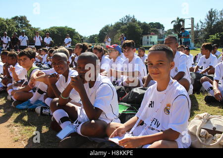 L'Avana, Cuba. Xiv Nov, 2016. Real Madrid Foundation inizia a l'Avana, Cuba, il 14 novembre 2016 un campus per i bambini provenienti da scuole diverse. Foto: Guillermo Nova/dpa/Alamy Live News Foto Stock