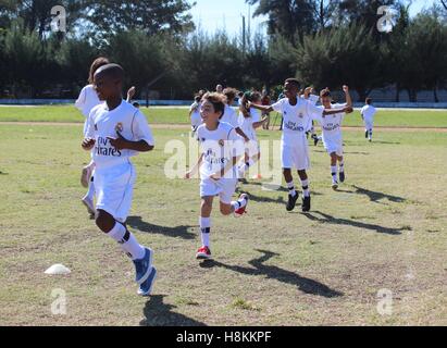 L'Avana, Cuba. Xiv Nov, 2016. Real Madrid Foundation inizia a l'Avana, Cuba, il 14 novembre 2016 un campus per i bambini provenienti da scuole diverse. Foto: Guillermo Nova/dpa/Alamy Live News Foto Stock