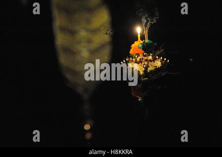 (161114) -- Samut Prakan (Thailandia), nov. 14, 2016 (Xinhua) -- Un Krathong è visto galleggianti su uno stagno in un parco a Samut Prakan Provincia, Thailandia, su nov. 14, 2016. Thailandia osservato l annuale Loy Krathong festival il lunedì. Come una tradizione che è stata seguita per almeno sette secoli, le persone insieme a galla lotus-zattere sagomata adornata con candele, incenso e fiori, noto come Krathongs, attorno alla dodicesima notte di luna piena del calendario tailandese e di augurare a un anno con la sfortuna di essere lavati via dalle acque. (Xinhua/Rachen Sageamsak) Foto Stock