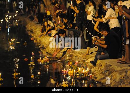 (161114) -- Samut Prakan (Thailandia), nov. 14, 2016 (Xinhua) -- Le persone insieme a galla Krathongs in un parco a Samut Prakan Provincia, Thailandia, su nov. 14, 2016. Thailandia osservato l annuale Loy Krathong festival il lunedì. Come una tradizione che è stata seguita per almeno sette secoli, le persone insieme a galla lotus-zattere sagomata adornata con candele, incenso e fiori, noto come Krathongs, attorno alla dodicesima notte di luna piena del calendario tailandese e di augurare a un anno con la sfortuna di essere lavati via dalle acque. (Xinhua/Rachen Sageamsak) Foto Stock