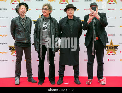 Tokyo, Giappone - noi rock band gruppo Cheap Trick rappresentano per i fotografi sul tappeto rosso durante il Classic Rock Awards 2016 a Ryougoku Kokugikan Stadium a Tokyo in Giappone il 11 novembre 2016. © AFLO/Alamy Live News Foto Stock