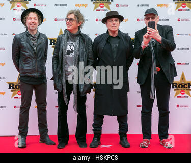 Tokyo, Giappone - noi rock band gruppo Cheap Trick rappresentano per i fotografi sul tappeto rosso durante il Classic Rock Awards 2016 a Ryougoku Kokugikan Stadium a Tokyo in Giappone il 11 novembre 2016. © AFLO/Alamy Live News Foto Stock