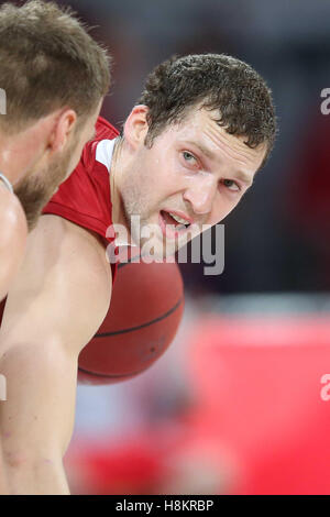 Bamberg's Janis Strelnieks in azione in tedesco Bundesliga basket match tra Brose Bamberg e FC Bayern Monaco di Baviera nella Brose Arena, Bamberg, Germania, 06 novembre 2016. Foto: Daniel Karmann/dpa Foto Stock