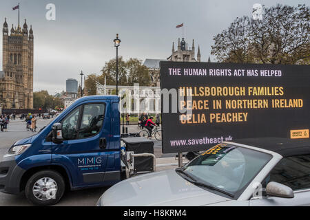 Westminster, Londra, Regno Unito. 15 Novembre, 2016. Amnesty International launch vasta campagna pubblicitaria sottolineando l'importanza della legge sui Diritti Umani per Hillsborough. I parenti di alcune delle vittime del disastro di Hillsborough ha rilasciato oggi una chiamata su Theresa Maggio a mantenere la legge sui Diritti Umani. La chiamata viene fornito come Amnesty International ha pubblicato un nuovo sondaggio YouGov che ha scoperto che la maggior parte delle persone (70%) nel Regno Unito che hanno espresso un parere non erano a conoscenza del ruolo che la legge sui Diritti Umani ha svolto nel centro storico dell' inchiesta. Credito: Guy Bell/Alamy Live News Foto Stock