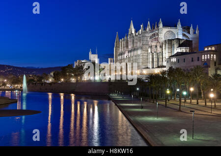 La cattedrale di Palma di notte con il Palazzo Almudaina Parc de la Mar Palma de Maiorca Isole Baleari Spagna Foto Stock