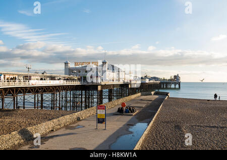Vista di Albion Groyne e il Brighton Pier (era il Palace Pier) sulla spiaggia di Brighton su una tranquilla giornata di sole, Sussex, Regno Unito Foto Stock