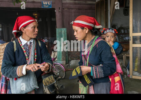 Red Dao donne acquisto e vendita sulla strada, Sa Pa, Vietnam del nord Foto Stock