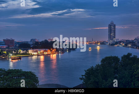 Ora blu sul Fiume Chao Phraya, Bangkok, Thailandia Foto Stock