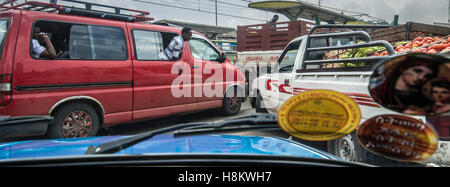 Addis Abeba, Etiopia- la folla di gente del posto di guida attraverso la Addis Mercato, il più grande mercato all'aperto in Africa. Foto Stock