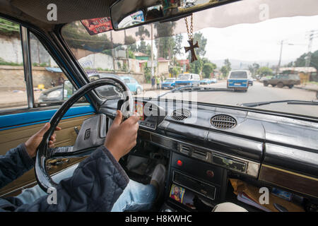 Addis Abeba, Etiopia- Mn alla guida di un Land Rover Serie 3 pick up truck attraverso le strade di Addis Abeba. Foto Stock