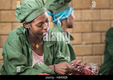 Meki Batu, Etiopia - i lavoratori di sesso femminile Sbucciare le cipolle di valore aggiunto a coltivatori di frutta e vegetali cooperativa in Meki Batu. Foto Stock