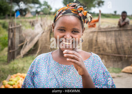 Meki Batu, Etiopia - Ritratto di una giovane lavoratrice presso i coltivatori di frutta e vegetali cooperativa in Meki Batu. Foto Stock