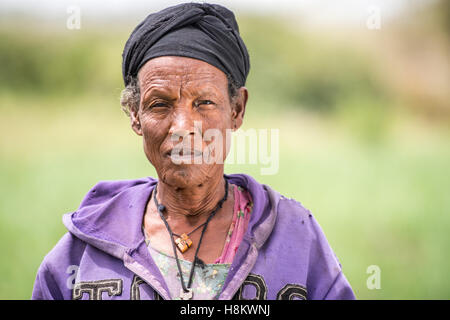 Meki Batu, Etiopia - Ritratto di un lavoratore di sesso femminile che dopo la sarchiatura di campi di cipolla presso i coltivatori di frutta e vegetali cooperativa in M Foto Stock
