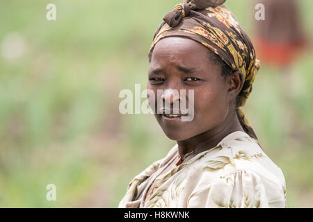 Meki Batu, Etiopia - Ritratto di un lavoratore di sesso femminile che dopo la sarchiatura di campi di cipolla presso i coltivatori di frutta e vegetali cooperativa in M Foto Stock