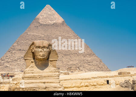 Il Cairo, Egitto la Grande Sfinge di Giza indipendente alto con le grandi piramidi di Giza in background. Questo particolare è Th Foto Stock