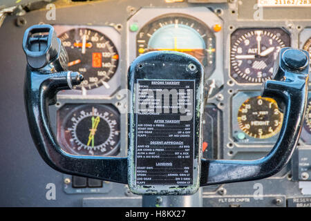 Stoccolma Arlanda, Svezia - il velivolo controlli all'interno del cockpit camera presso il Jumbo soggiorno (Jumbohostel), un ostello che è un Foto Stock