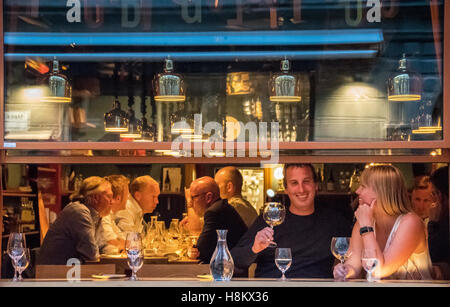 Stoccolma, Svezia - la gente del posto di mangiare e di bere alcolici in un pub di Gamla Stan, altrimenti chiamato la Città Vecchia è una delle grandi Foto Stock