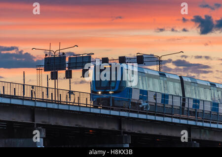 Stoccolma, Svezia - Metro cavalcando attraverso la Gamla Stan, altrimenti chiamato la Città Vecchia è uno dei più grandi e meglio conservate la medi Foto Stock