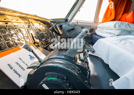 Stoccolma Arlanda, Svezia - il velivolo controlli all'interno del cockpit camera presso il Jumbo soggiorno (Jumbohostel), un ostello che è un Foto Stock