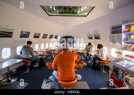 Stoccolma Arlanda, Svezia - l'area lounge all'interno del Soggiorno Jumbo (Jumbohostel), un ostello che è un convertito Boeing 747 airli Foto Stock