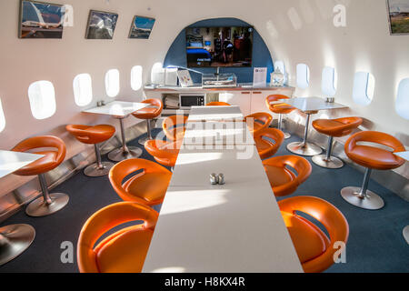 Stoccolma Arlanda, Svezia - l'area lounge all'interno del Soggiorno Jumbo (Jumbohostel), un ostello che è un convertito Boeing 747 airlin Foto Stock