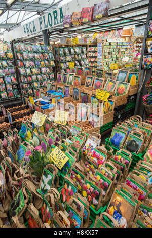 Amsterdam, Paesi Bassi grandi array di diversi fiori colorati Sementi e bulbi per la vendita in un mercato all'aperto. Foto Stock