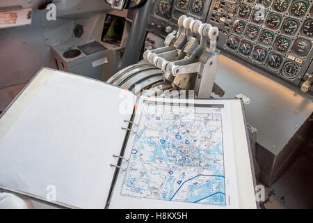 Stoccolma Arlanda, Svezia - Un aeroporto briefing e i vecchi comandi all'interno del cockpit camera presso il Jumbo soggiorno (Jumbohostel), un Foto Stock