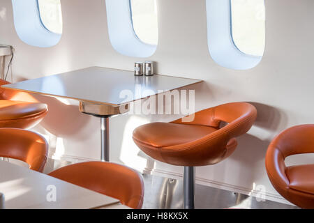 Stoccolma Arlanda, Svezia - l'area lounge all'interno del Soggiorno Jumbo (Jumbohostel), un ostello che è un convertito Boeing 747 airlin Foto Stock