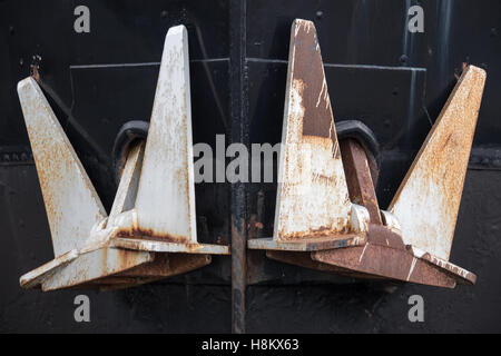 Amsterdam, Paesi Bassi close up degli ancoraggi di una barca ormeggiata nel porto. Foto Stock