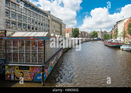 Amsterdam, Paesi Bassi waterfront vista delle barche ormeggiate lungo un canale di Amsterdam. Foto Stock