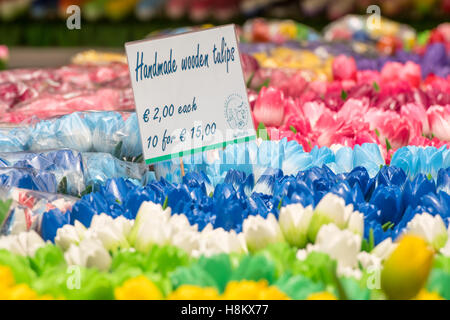 Amsterdam, Paesi Bassi righe di manufatti in legno verniciato tulipani in vendita in background in un esterno di mercato dei fiori. Foto Stock