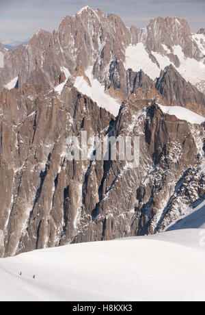 Aiguille du plan come visualizzato dall'Aiguille du Midi, il massiccio del Monte Bianco, Chamonix-Mont-Blanc, Francia Foto Stock