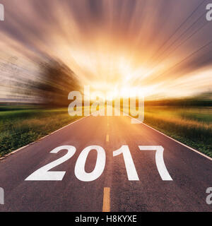 Svuotare strada asfaltata e nuovo anno 2017 concept. Foto Stock