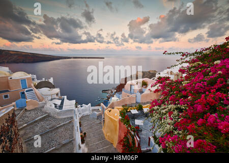 Vista del villaggio di Oia sull isola di Santorini in Grecia. Foto Stock