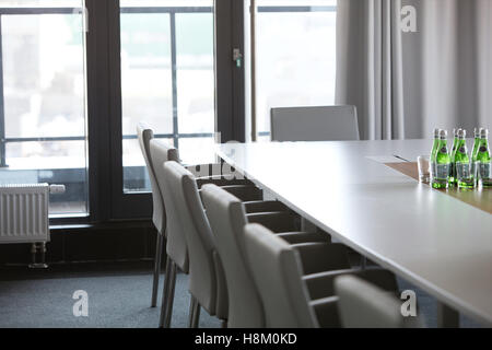 Le sedie al tavolo da conferenza in ufficio moderno Foto Stock