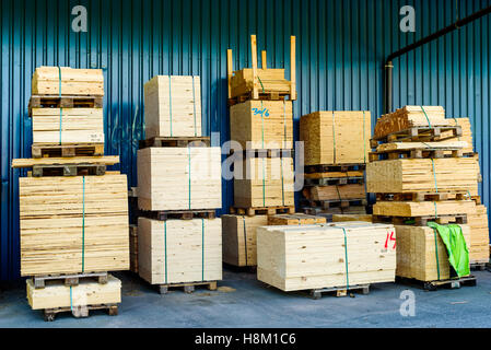 Brakne Hoby, Svezia - 29 Ottobre 2016: documentario della locale area industriale. Legname Outdoor storage area sotto il tetto, con palle Foto Stock