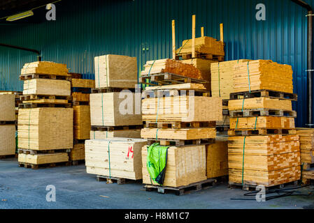 Brakne Hoby, Svezia - 29 Ottobre 2016: documentario della locale area industriale. Legname Outdoor storage area sotto il tetto, con palle Foto Stock