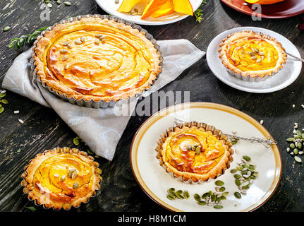 Torta di zucca su legno tavolo rustico. Foto Stock