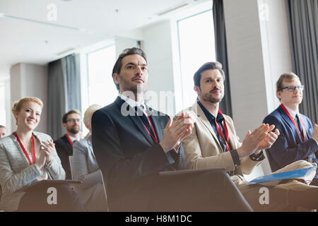 La gente di affari ad applaudire durante il seminario Foto Stock