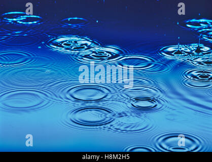 Pioggia caduta su acqua Foto Stock