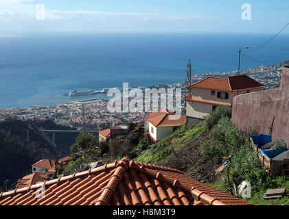 La zona del porto di Funchal, la capitale di Madeira, Portogallo, visto dall'alto sopra la città Foto Stock